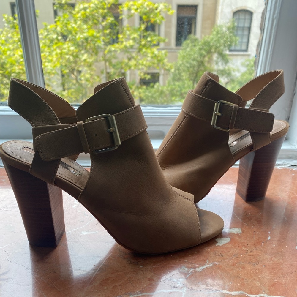 Brown/nude Tahari summer sandal